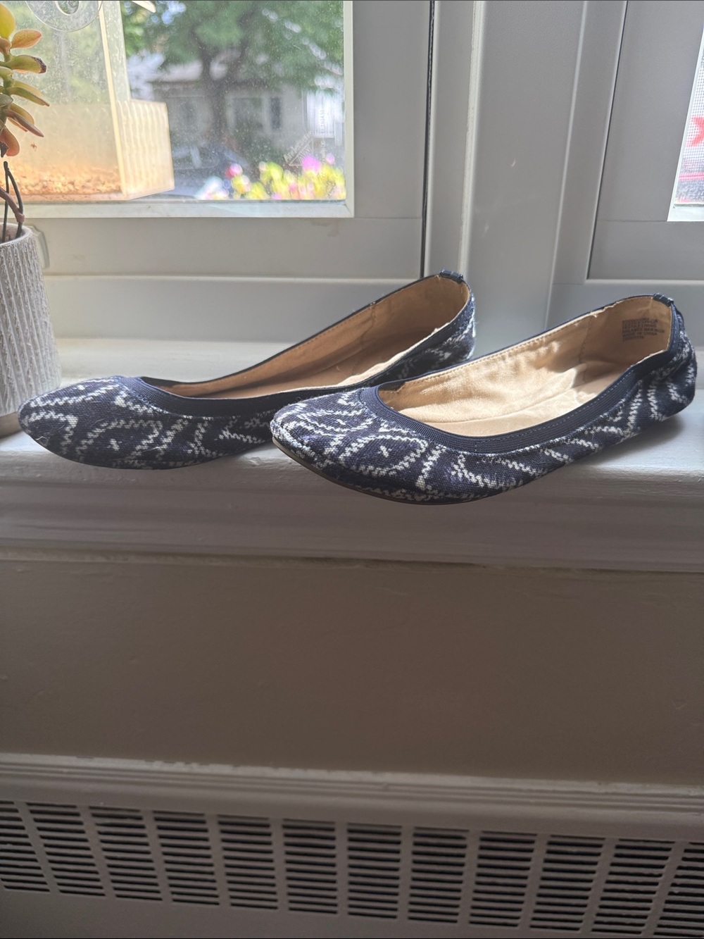 Bandolino Navy and White Patterned Ballet Flats